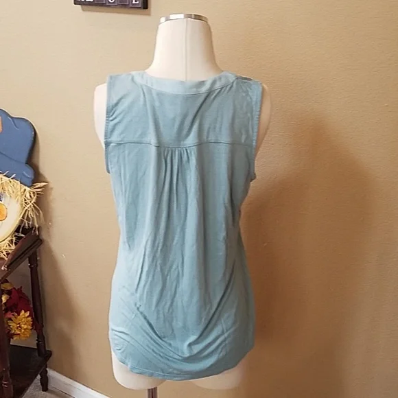 New White House Black Market V-Neck Sleeveless Top - Picture 3 of 7